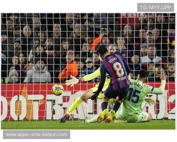 足球中场断球后单刀破门，全场疯狂！带你体验足球最激动人心瞬间